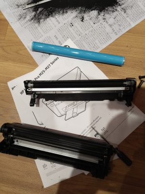 Kỹ thuật đang nạp mực máy in tận nơi