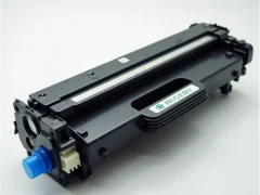 Kỹ thuật viên đang bơm mực cho cartridge máy in trắng đen tại văn phòng, với dụng cụ và vật tư hiện diện trong cảnh.