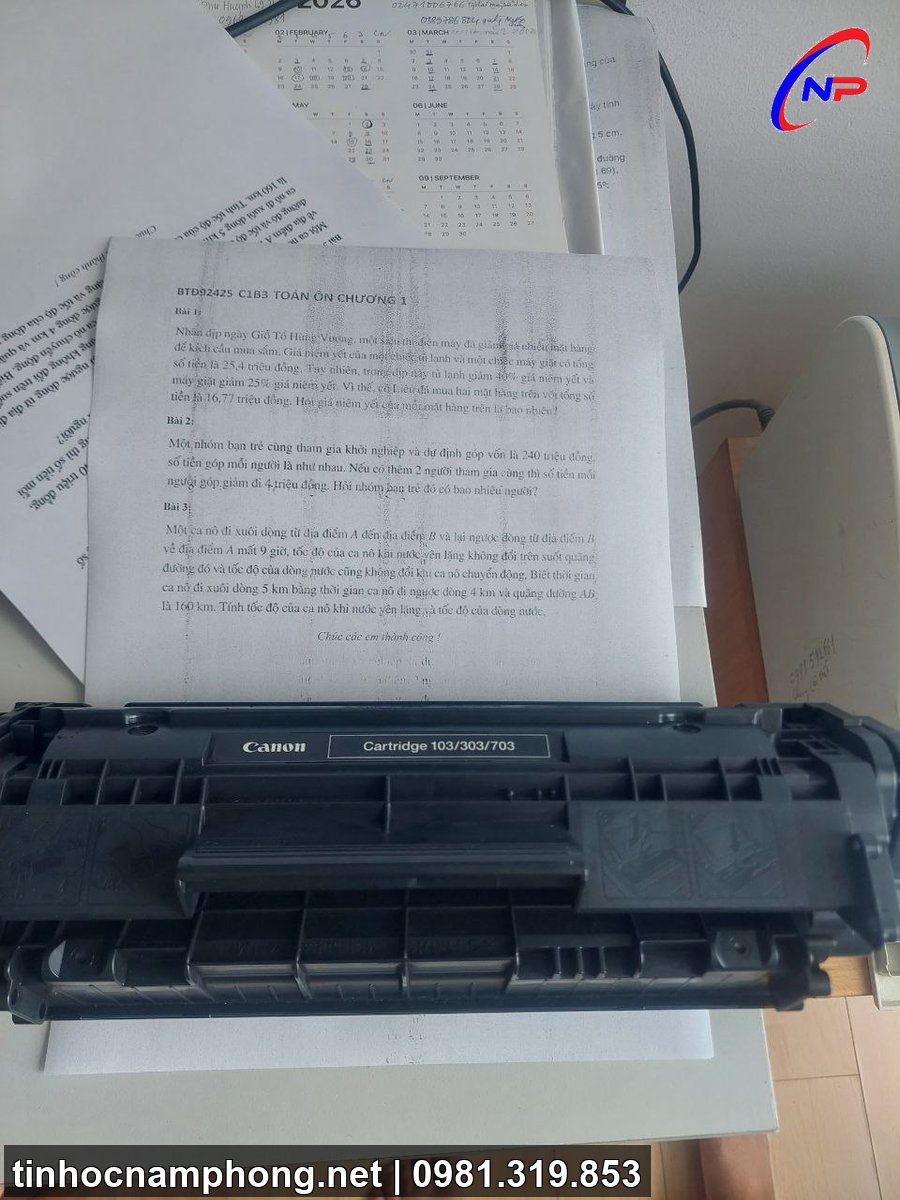 Hộp mực Canon tháo ra kiểm tra mực gạt trống trước khi nạp mực