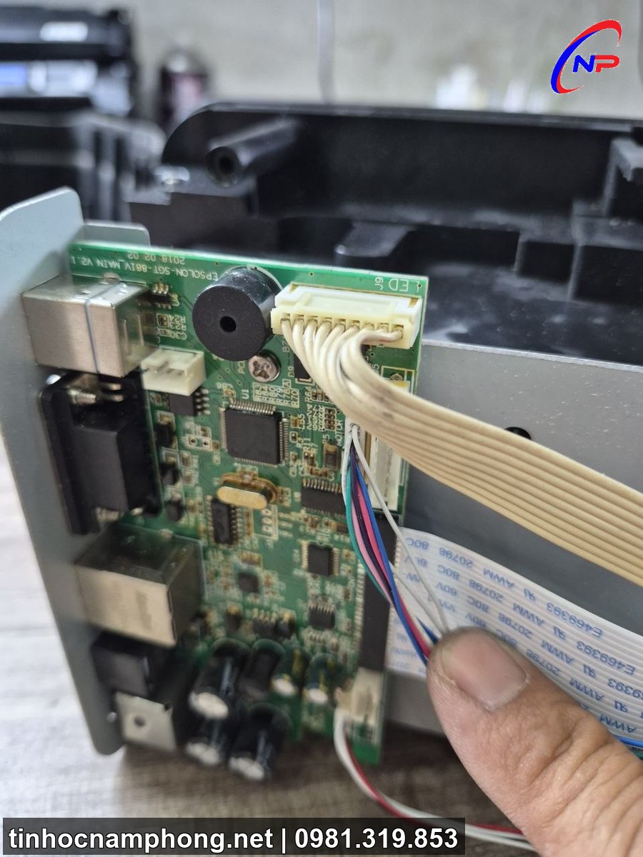 Kỹ thuật Nam Phong kiểm tra board nguồn máy in tại hiện trường - lỗi máy in không lên nguồn