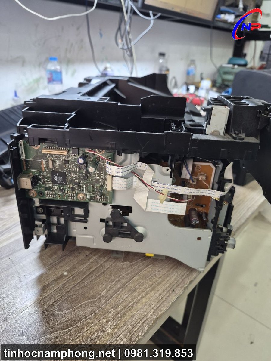 Khung máy in HP tháo tới cụm LSU để xử lý lỗi LSU Failure