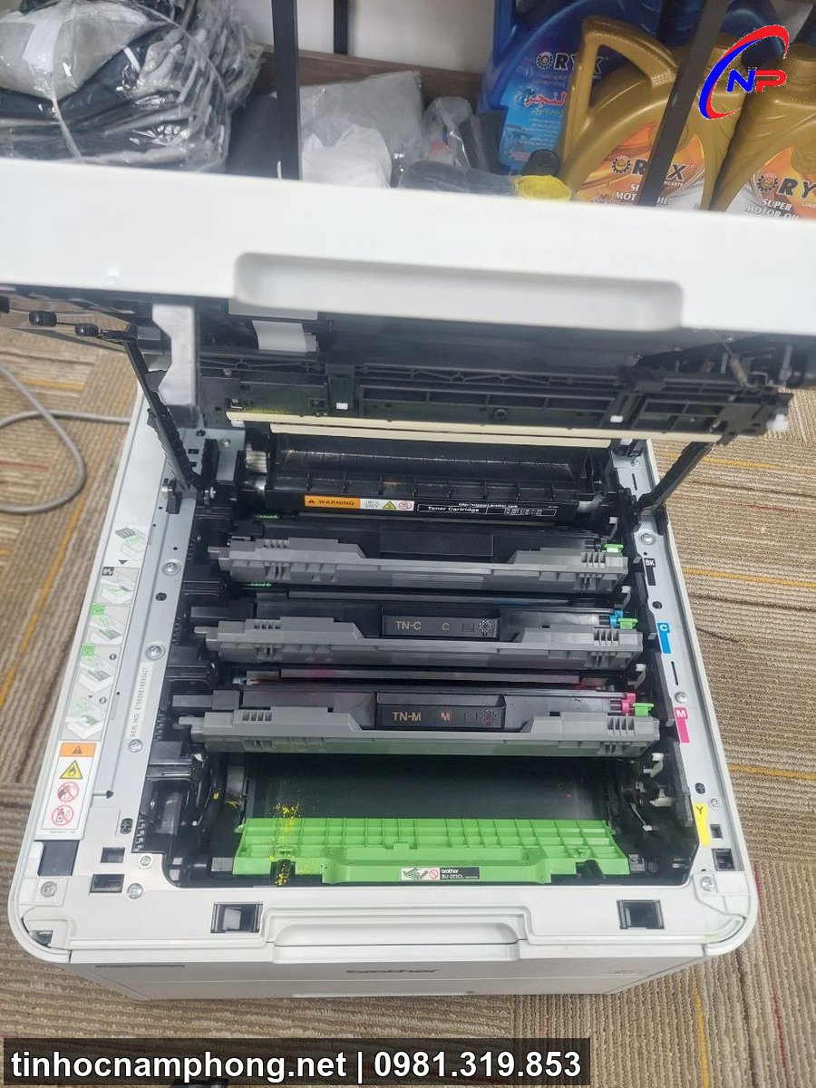Máy in laser màu mở nắp lộ 4 hộp mực CMYK khi sửa chữa