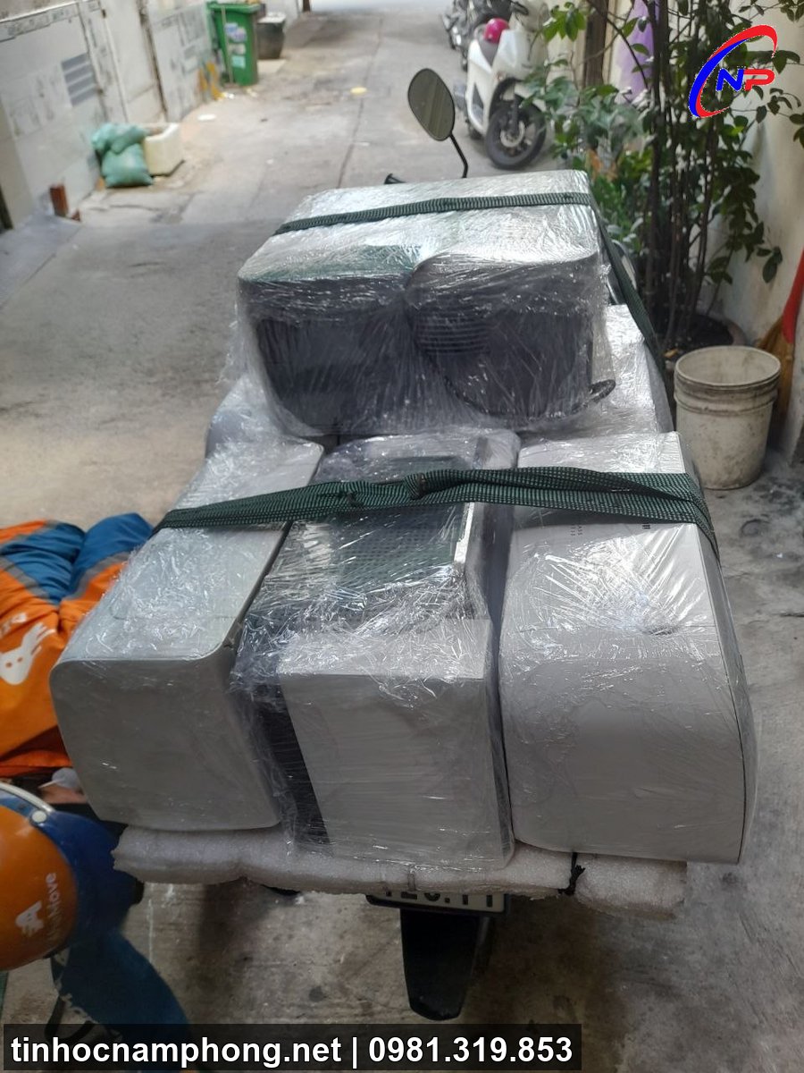 Kỹ thuật chở máy in đã bọc kỹ về xưởng sửa cho khách Thủ Đức